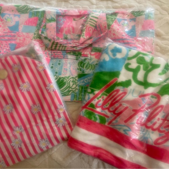 Lilly Pulitzer Crazy quilt tote, towel and set of 2 pool pouches New with tags - Picture 2 of 7